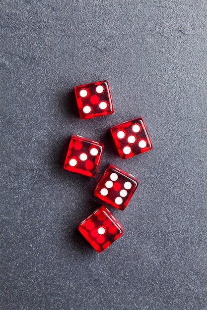 Foto un juego de dados rojos sobre un fondo de pizarra concepto de apuestas y juegos de azar