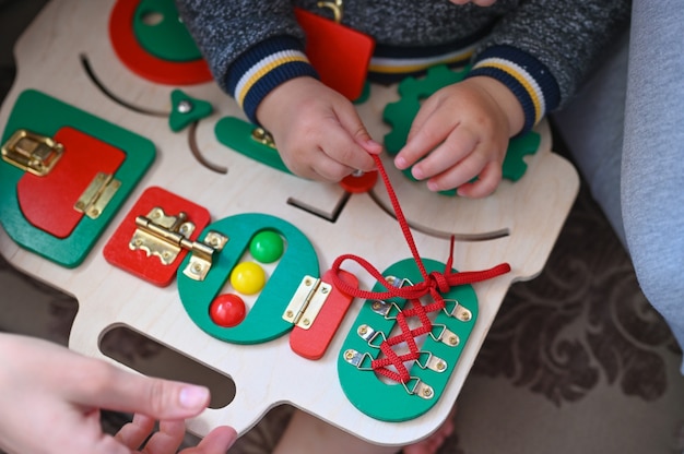 Juego para el desarrollo de habilidades motoras finas en un niño