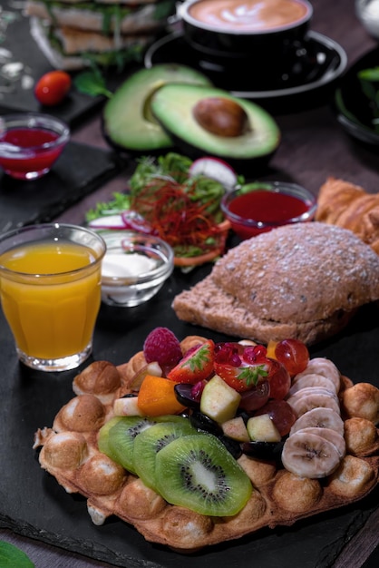 Juego de desayuno o brunch para dos personas en mesa de madera rústica