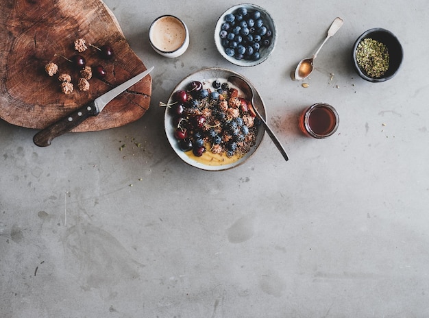 Juego de desayuno saludable con tazón de yogur de granola y café