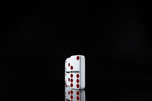 Juego de dominó. Dominó en una mesa negra