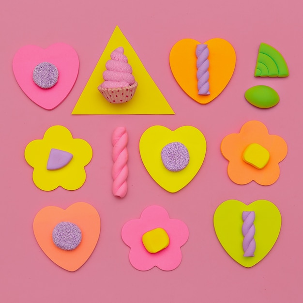 Foto juego de dulces. dulces vibraciones. arte minimalista en flatlay