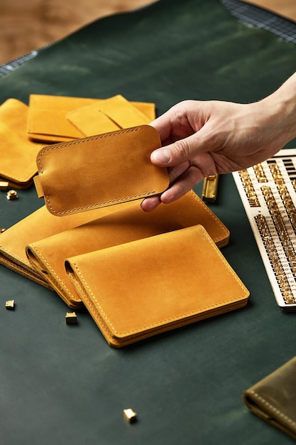 Juego de estuches modernos para dispositivos de cuero amarillo Merchandising de accesorios hechos a mano
