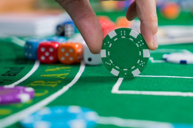 Juego de fichas y cartas en una mesa de casino de tela verde