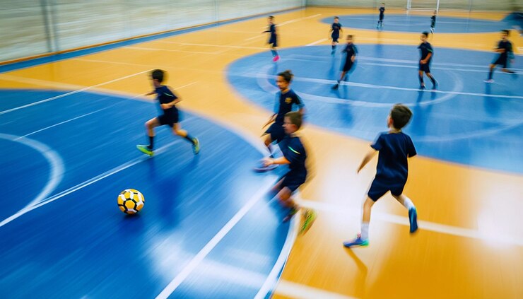 un juego de fútbol con la palabra fútbol en el lado de la cancha