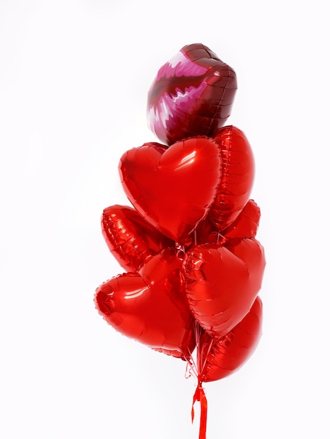 Juego de globos aerostáticos de gel rojo para la fiesta de San Valentín en el fondo blanco.