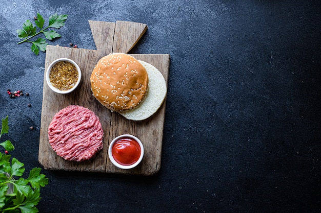 Juego de hamburguesas crudas, carne de chuleta, rollo, salsa y más