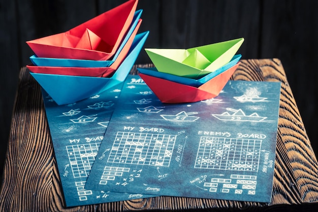 Juego infantil de papel de acorazado con barcos rojos y azules