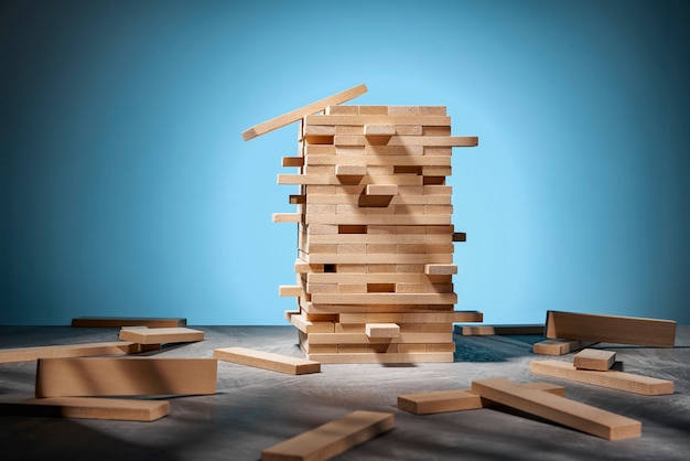 Juego de Jenga, una torre de bloques de madera en azul