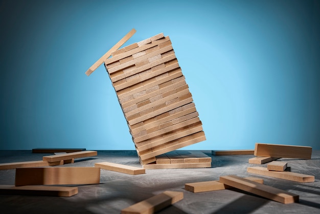 Juego de Jenga, una torre que cae de bloques de madera en azul