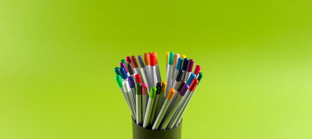 Un juego de lápices de colores para la creatividad en casa en una taza.