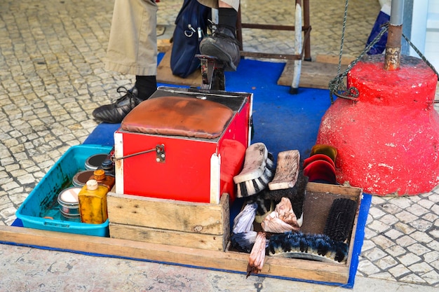 Juego de limpieza de zapatos en la calle