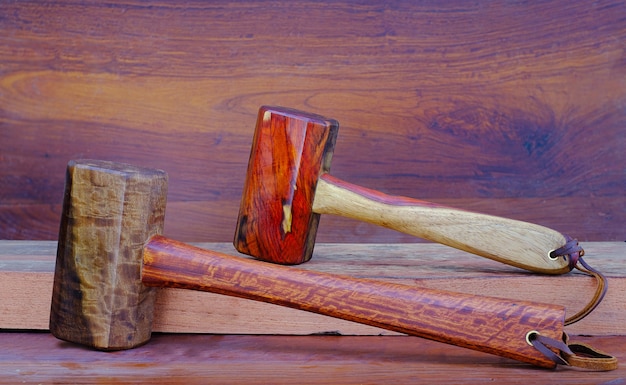 Juego de martillo mazo de palo de rosa y herramienta de madera Padauk hecha a mano en Tailandia para ser utilizada por un carpintero en el taller en el antiguo banco de trabajo.