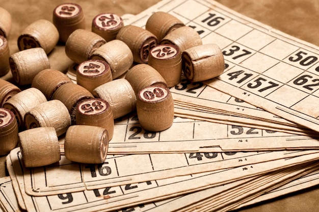 Foto juego de mesa bingo barriles de lotería de madera con bolsa de juego de cartas para juego de cartas de lotería juego de estrategia de juego de azar lotería