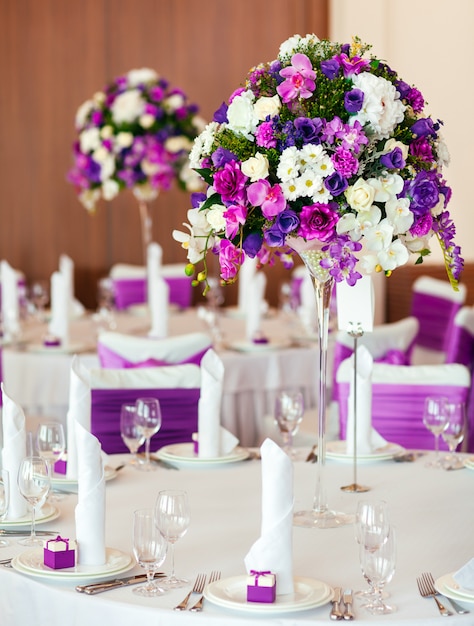 Juego de mesa para bodas u otra cena para eventos.