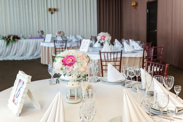 juego de mesa para cenar en el restaurante, fondo interior de lujo. servicio de catering para banquetes de bodas