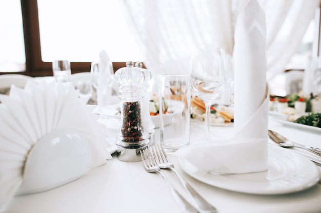 Juego de mesa decorado de lujo con comida para una fiesta de evento o recepción de boda