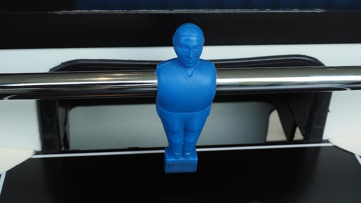 Foto juego de mesa de fútbol o fútbol de mesa con estatuilla de plástico de jugador