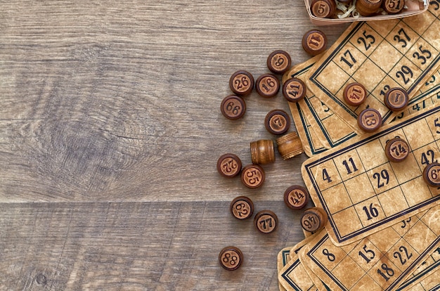 Juego de mesa de lotería con barriles de madera y tarjetas antiguas. jugar en casa con amigos