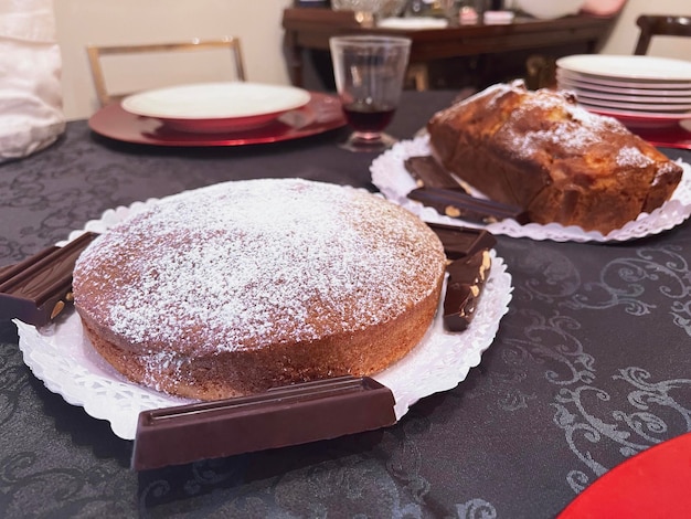 Juego de mesa con pastel y chocolate