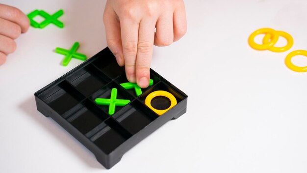 Juego de mesa de tictactoe sobre un fondo claro