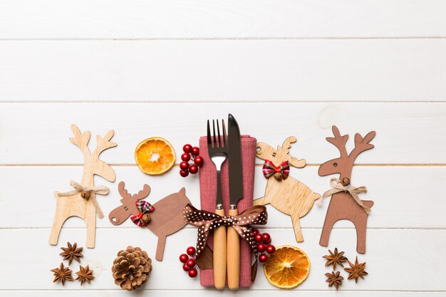 Juego de Navidad de tenedor y cuchillo en servilleta.