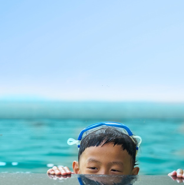 juego de niños en la piscina de agua con diversión y alegría felicidad en verano con sonrisa y disfrute