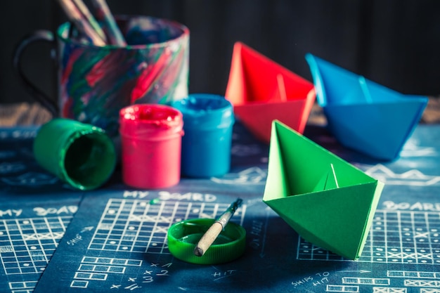 Foto juego de papel de acorazado casero con barcos rojos y azules