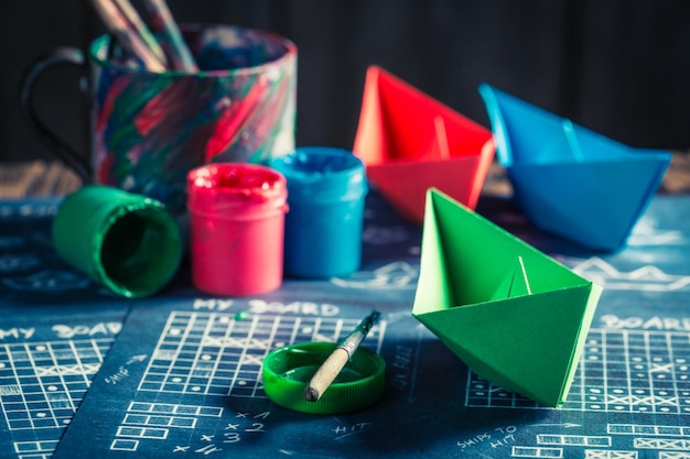 Juego de papel de acorazado casero con barcos rojos y azules