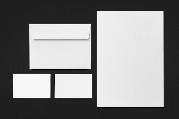 El juego de papelería png maqueta de tarjetas de visita de sobre transparente