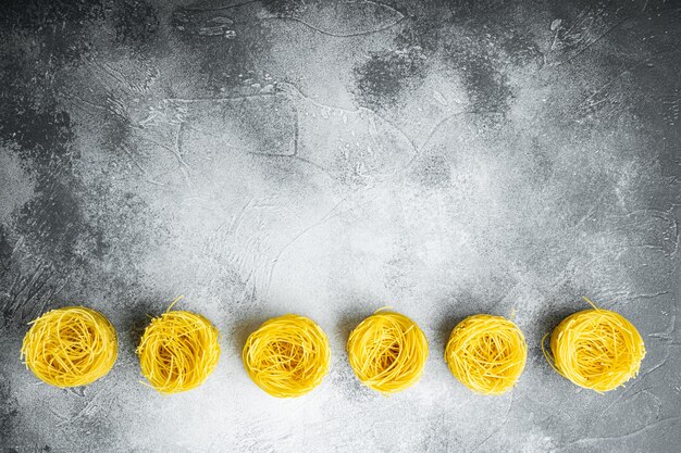 Juego de pasta de cabello de ángel, sobre fondo de piedra gris, vista superior plana, con espacio para copiar texto