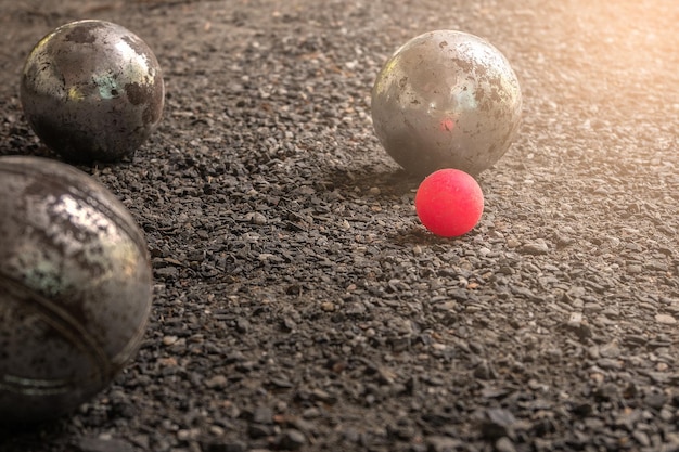 Juego de petanca tradicional francés / Cuencos de petanca de cerca bajo el sol de Marsella. Conceptos deportivos y turísticos.