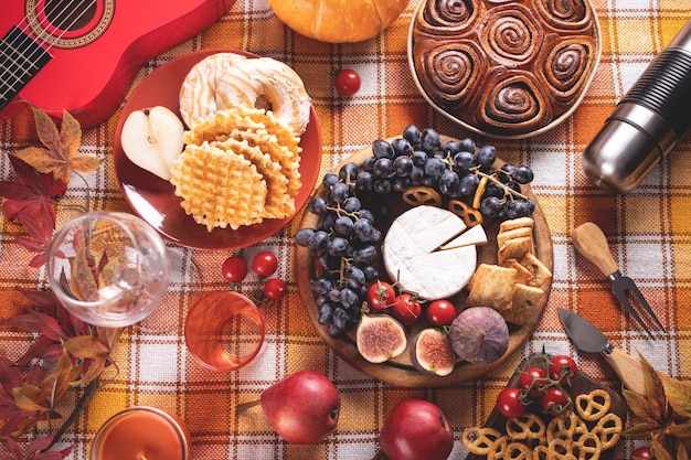 Juego de picnic al aire libre de otoño o cena para celebrar el Día de Acción de Gracias Fiesta navideña Mesa festiva Aperitivos friutspie verduras copas de vino