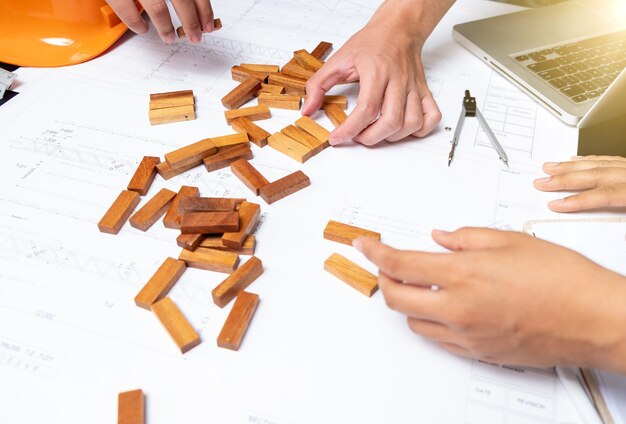 Juego de pila de bloques de madera con espacio de copia, fondo. Concepto de educación, riesgo, desarrollo y crecimiento, la vista superior de la torre, Jenga.