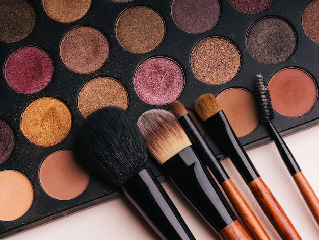 Juego de pinceles de maquillaje y paleta de sombras de ojos profesional