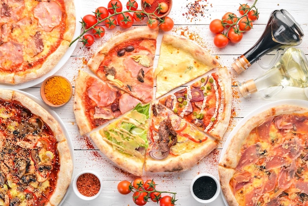 Un juego de pizza italiana Cocina italiana Sobre un fondo de madera blanca Espacio de copia libre Vista superior