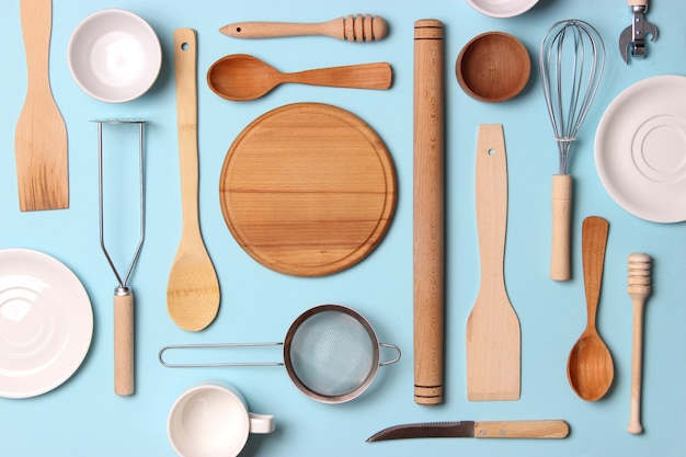 Foto juego de platos de cerca sobre un fondo de color electrodomésticos de cocina