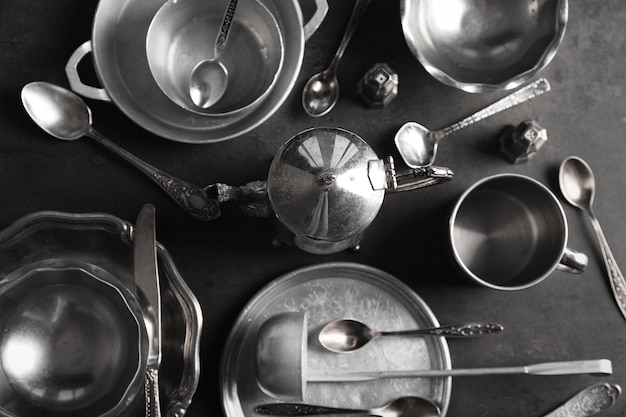 Foto juego de platos y cubiertos sobre fondo gris