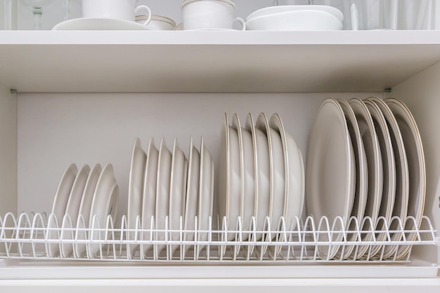 Juego de platos en el estante del armario de la cocina.