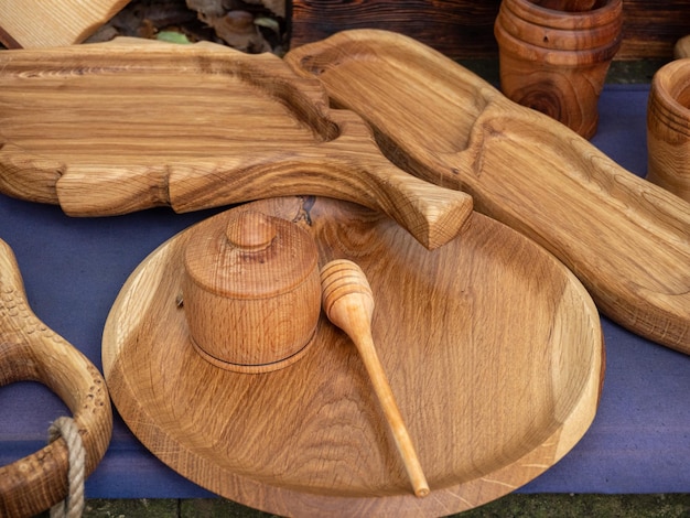 un juego de platos de madera natural sobre una mesa