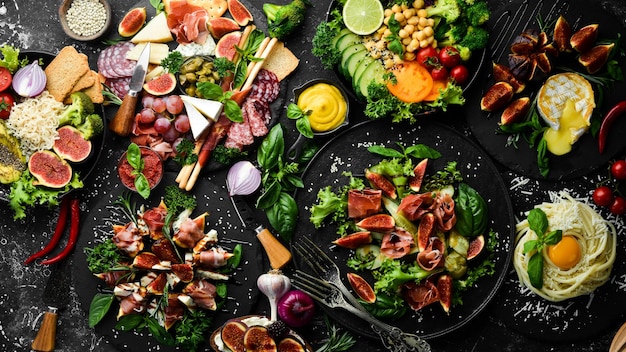 Juego de platos en una mesa de piedra negra Comida Vista superior Espacio libre para su texto