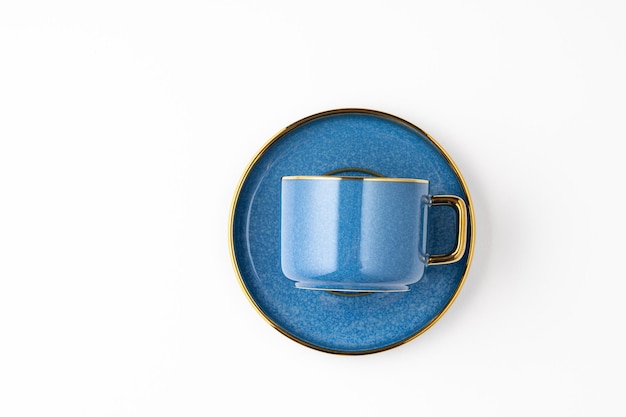 Un juego de platos y tazas de cerámica azul sobre un fondo blanco Vista superior