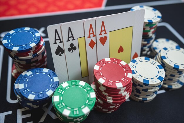 Juego de póquer cuatro hacha con fichas concepto de casino juego de azar ganar y suerte