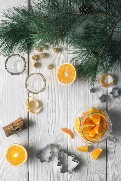 Juego para la preparación de grog de naranja en la mesa de madera blanca