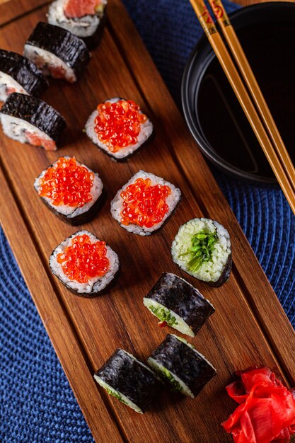 Un juego de rollos de sushi con caviar rojo.