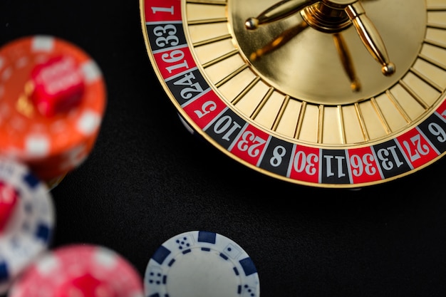 Juego de ruleta en una mesa de casino