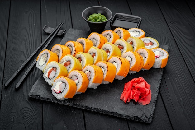 Juego de sushi Philadelphia roll california unagi dragón negro con ingredientes frescos