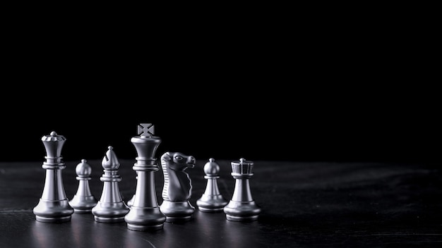 Juego de tablero de ajedrez empresarial de estrategia y táctica empresarial en mesa de madera retro
