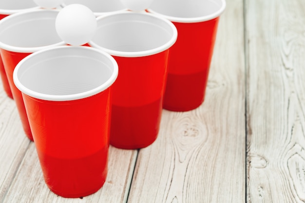 Juego de tazas Beer Pong sobre la mesa