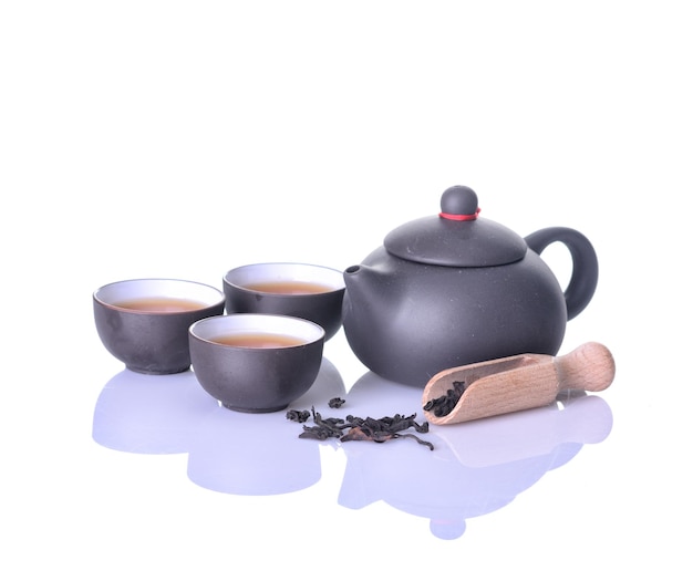 Foto juego de té asiático aislado sobre fondo blanco.